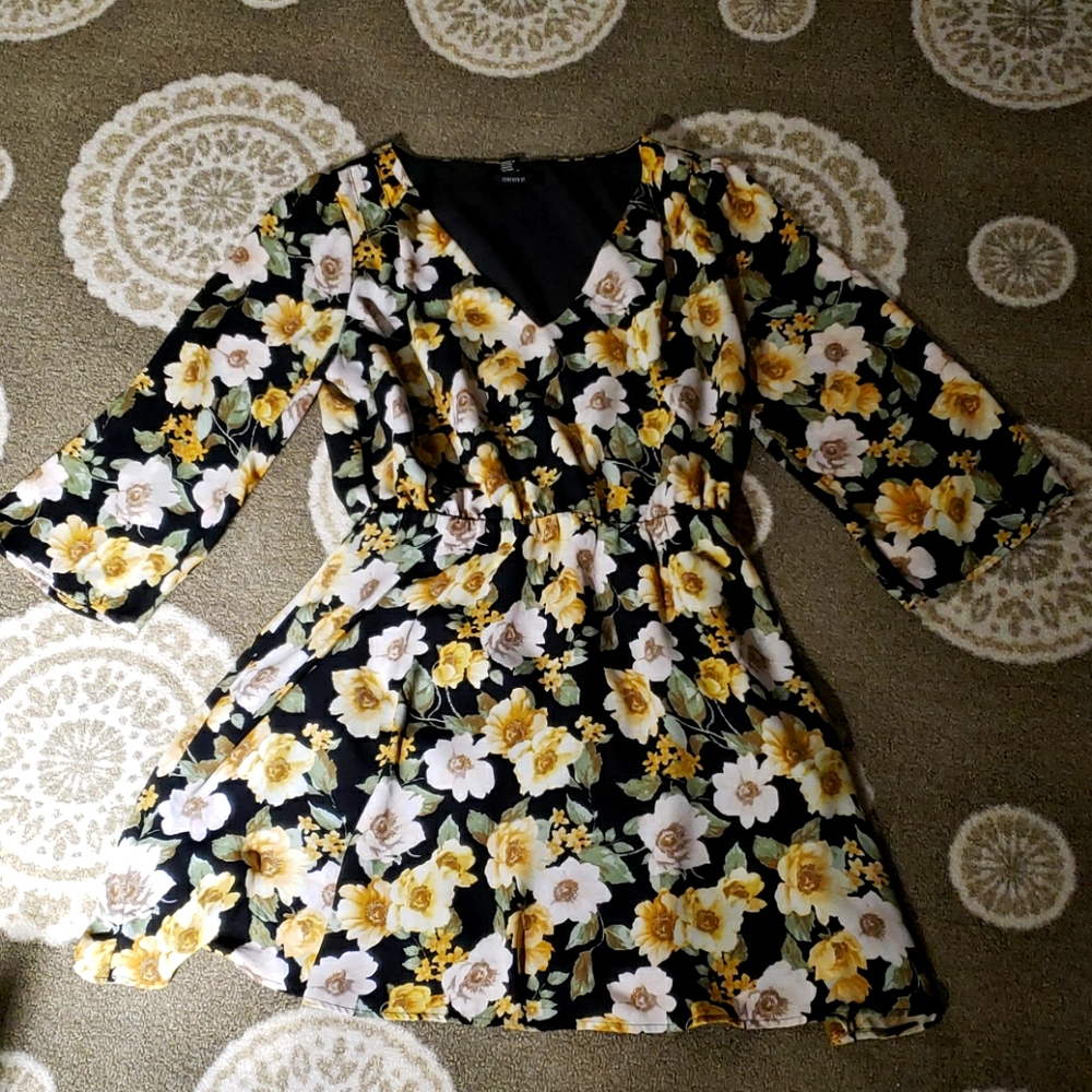 👗 Forever 21 floral 3/4 sleeve dress 👑